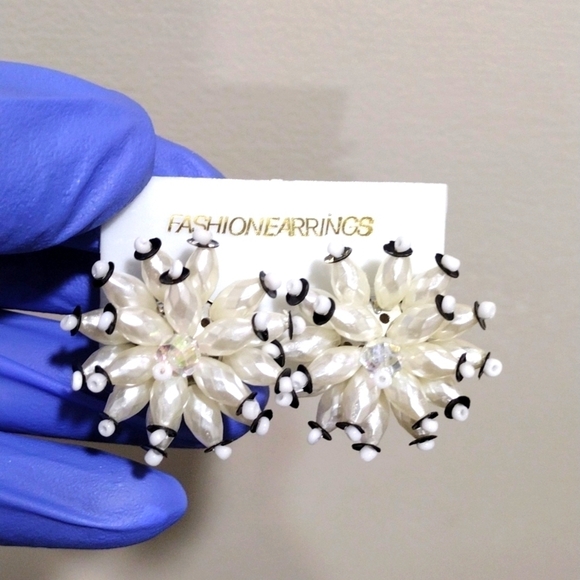 Women's Stunning White & Black Cluster Circle Design Stud Earrings - 1.25 - Picture 1 of 5